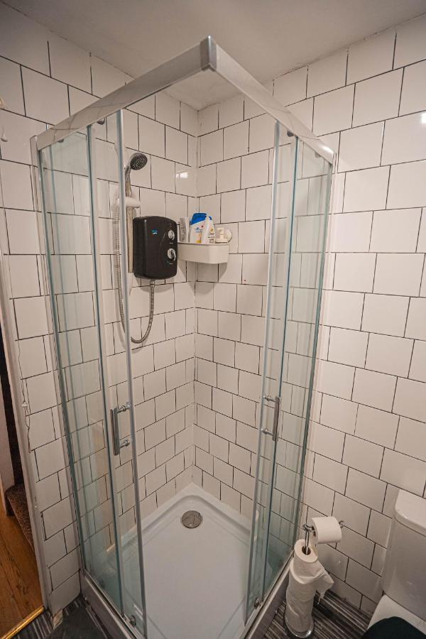 Private And Spacious 2 Bedroom House - Free Parking! Cardiff Kültér fotó