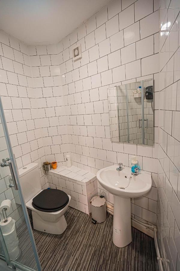 Private And Spacious 2 Bedroom House - Free Parking! Cardiff Kültér fotó