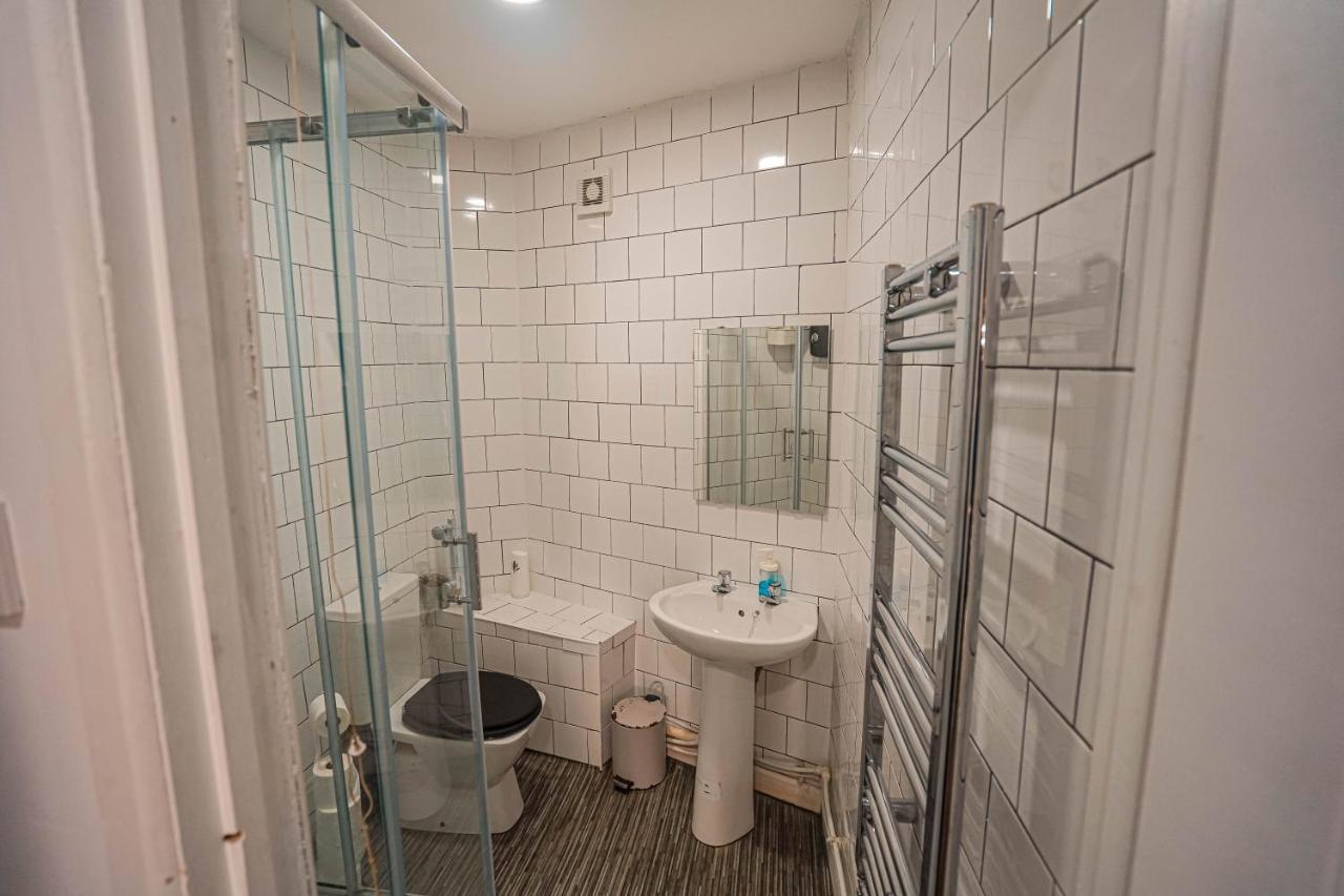 Private And Spacious 2 Bedroom House - Free Parking! Cardiff Kültér fotó