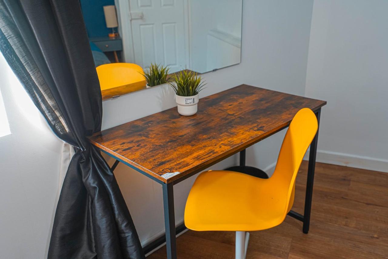 Private And Spacious 2 Bedroom House - Free Parking! Cardiff Kültér fotó