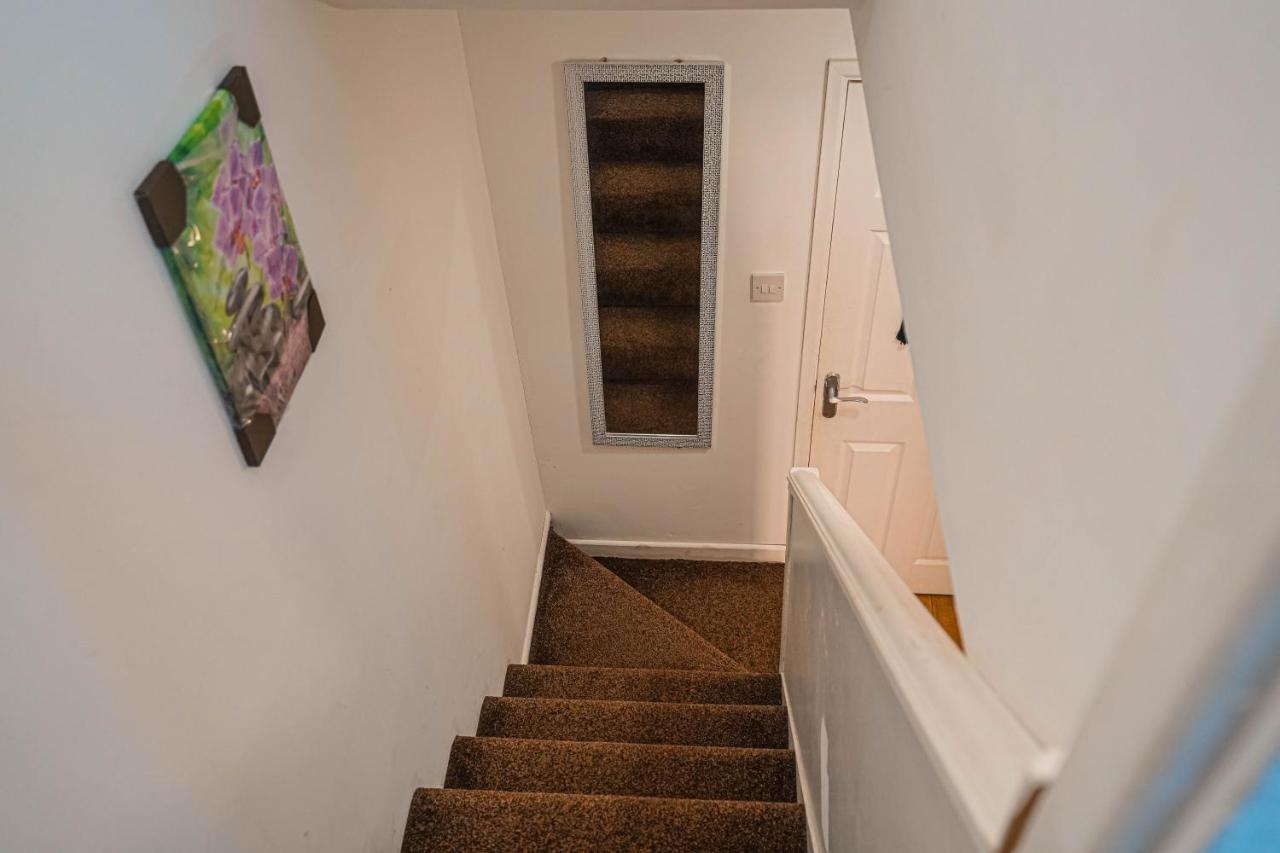 Private And Spacious 2 Bedroom House - Free Parking! Cardiff Kültér fotó