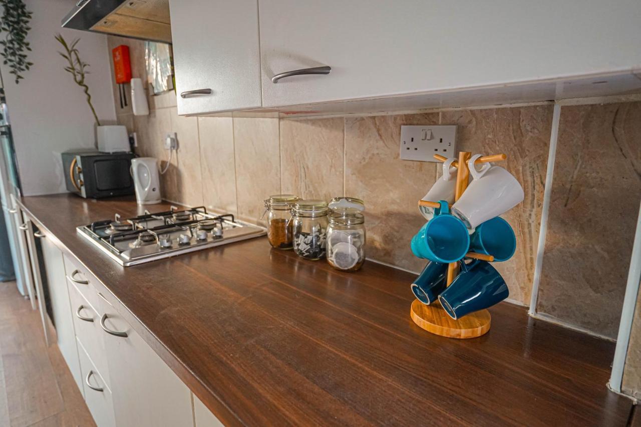 Private And Spacious 2 Bedroom House - Free Parking! Cardiff Kültér fotó